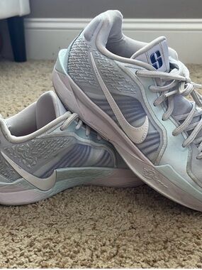 Nike Women’s Sabrina‘s basketball shoes